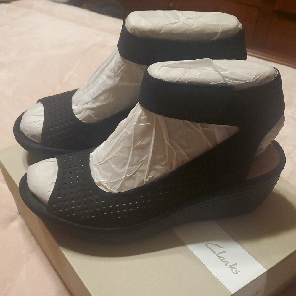 Clarks Women's Black Shoes - Picture 3 of 6